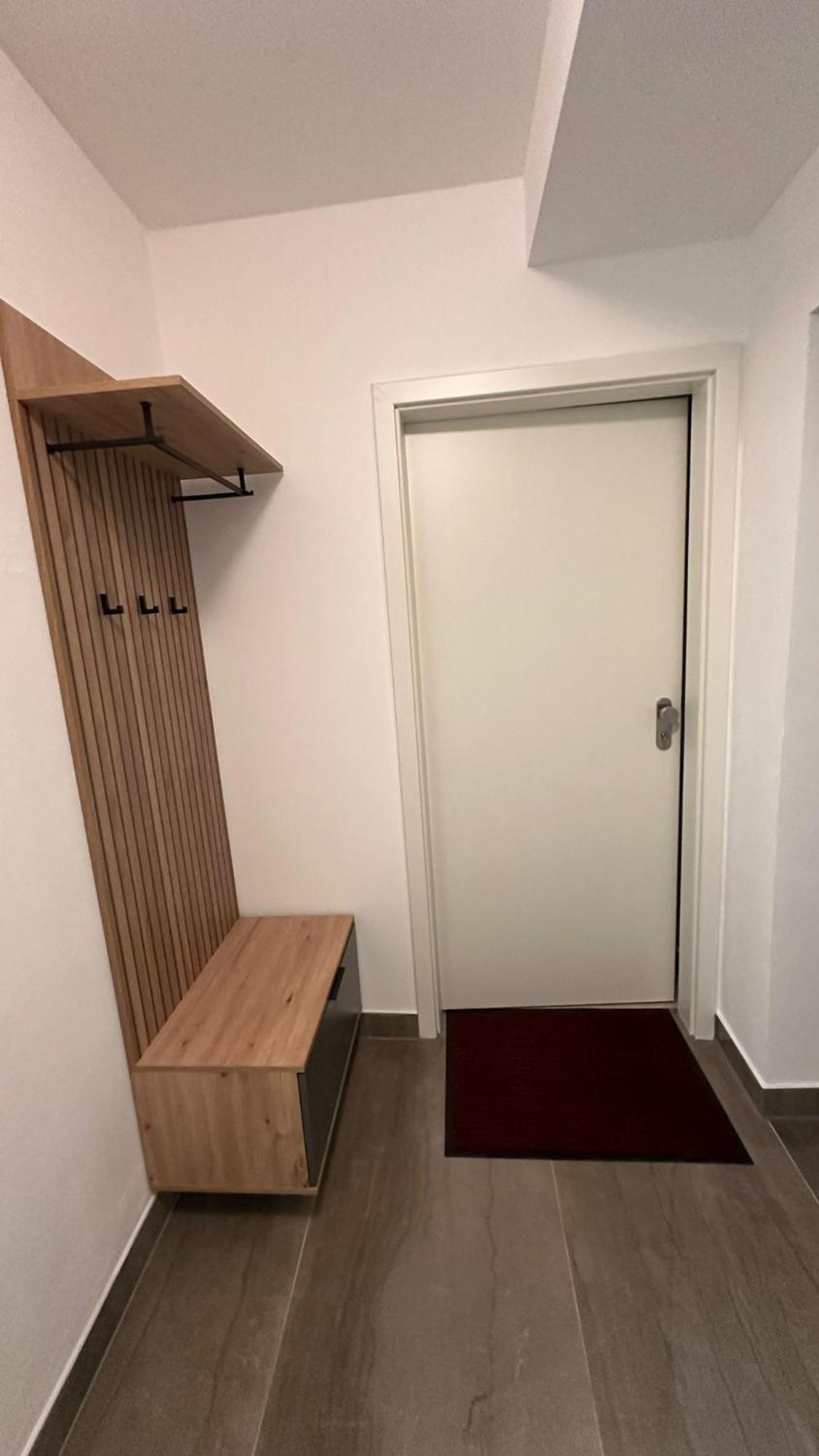 Apartment One Bedroom Souterrain With Kitchen And Personal Bathroom München