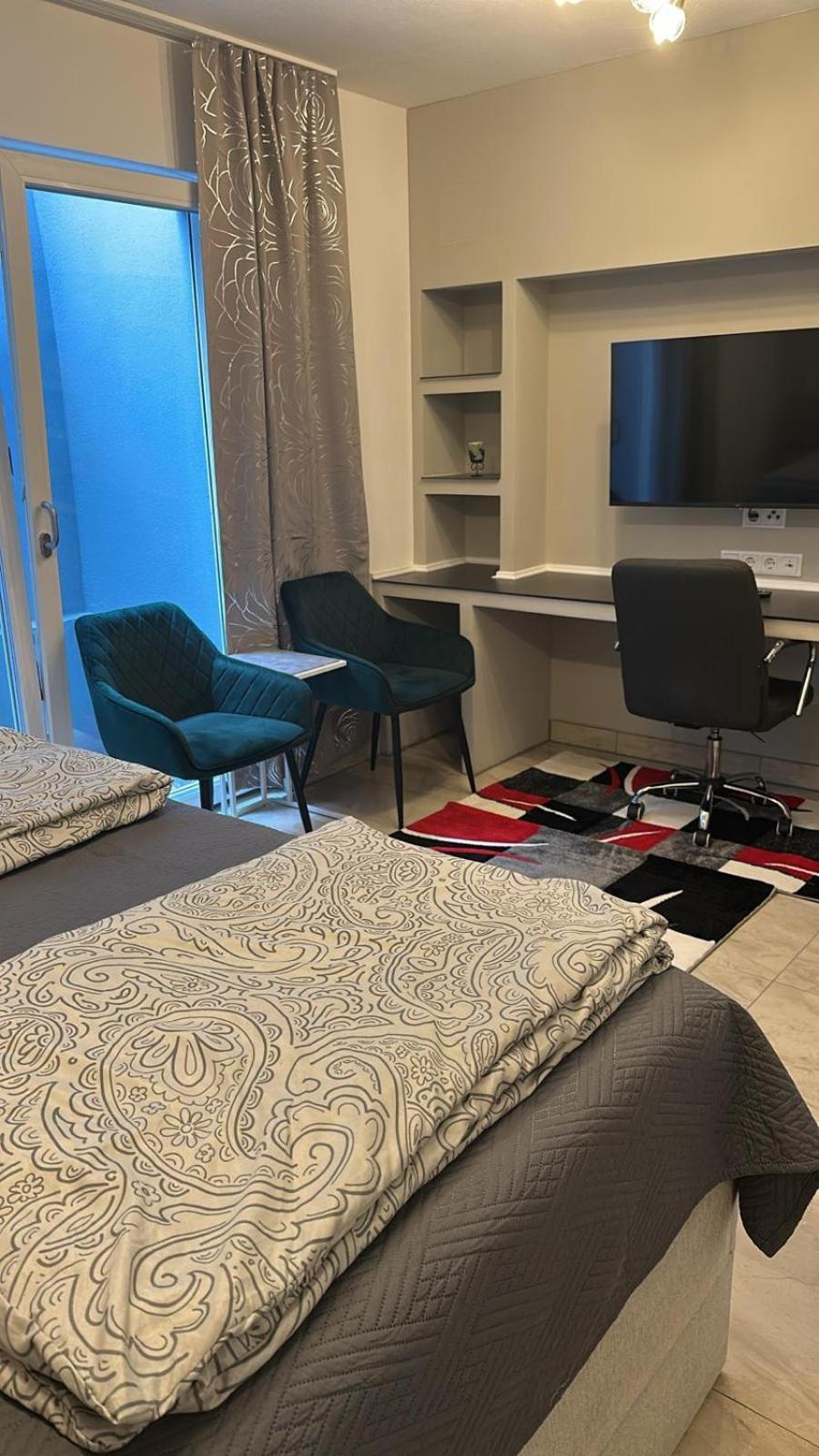 One With Kitchen, And Private Bathroom Near To S8 Train Line Apartamento